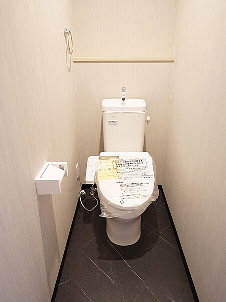 【トイレ】ホワイトを基調とした清潔感の漂う空間です。トイレは温水洗浄便座付きで、1年中快適にご使用いただけます。
