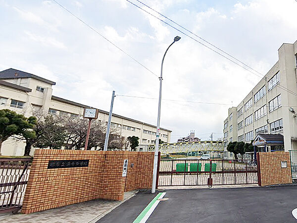 【堺市立浜寺中学校まで徒歩13分(約1040m)】めざす子ども像は「◎自らを律し、自ら学び続ける子」などが掲げられています。HPでは、写真付きで学校生活の様子を見ることができます。