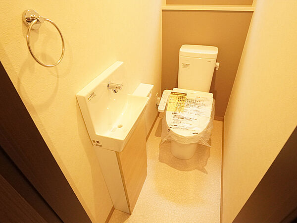 【トイレ】温水洗浄便座付きで、快適にご使用いただけます。各階への設置も可能で、朝の混み合う時間帯もスムーズにご利用いただけます。(建物価格1550万円、建物面積86m2＜ガレージ含む)＞