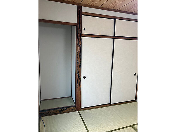 【和室】2階の和室には押入が設置されていますので、寝具や衣類などを保管いただけます。天袋があるので、オフシーズンのアイテムと分けて収納できます。