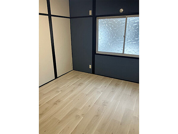 【洋室】玄関横に位置する洋室です。独立性が高く、寝室としてもおすすめ。窓から柔らかな自然光が差し込みます。押入があり、衣類などを保管できます。