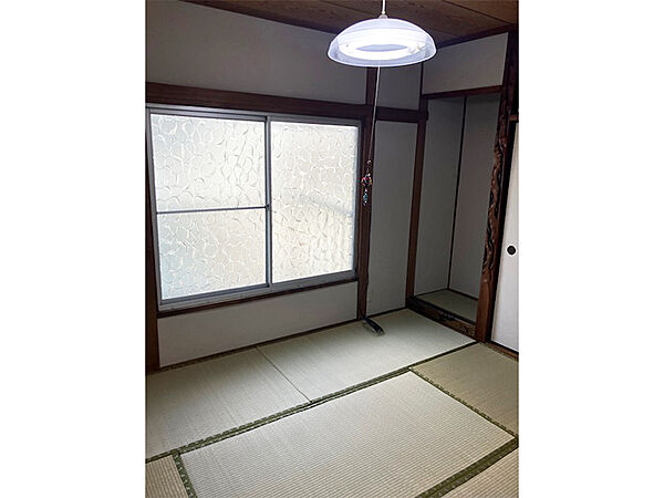 【和室】2階に和室が2部屋配置されています。部屋間には階段と押入があるので、生活音などが気になりにくい仕様です。床の間が設けられています。