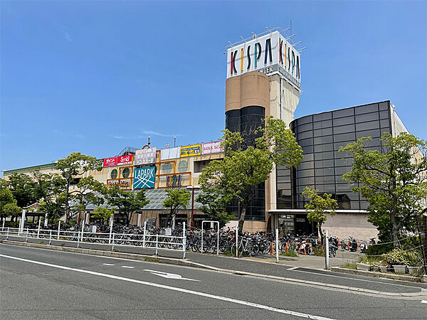 【ラパーク岸和田まで徒歩12分(約960m)】ファッション・雑貨・グルメなどの店舗が入っている複合商業施設。休日に気軽に訪れることができる距離です。営業時間は店舗により異なります。