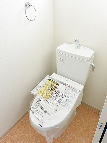【トイレ】トイレは1年中快適に使用できる温水洗浄便座機能付きです。1階・2階に配置していますので、朝の忙しい時間帯や来客時も重宝しそうです。(建物価格1770万円、建物面積100m2)