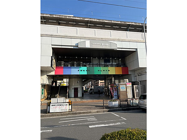 泉北高速鉄道「深井」駅まで1720m 徒歩22分。中百舌鳥・なんば方面、光明池・和泉中央方面にアクセスしています。駅構内にはバリアフリー対応として点字案内板や車椅子対応トイレなどが設置されています。