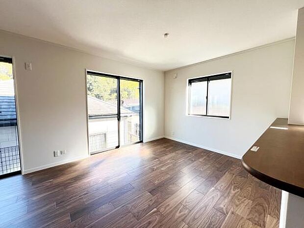 ご家族でゆったり食事が楽しめるダイニングスペースです。