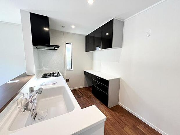 作業スペースが広く家事動線をゆったりと確保できるキッチンです。