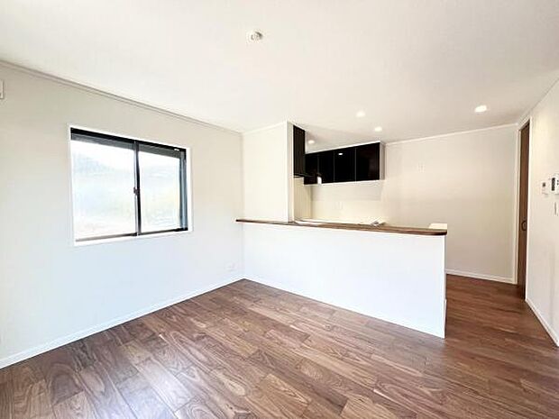 カウンターキッチン越しに会話も楽しめるダイニングキッチン。