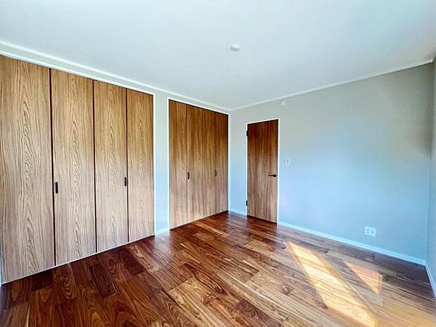 明るい広々とした主寝室でご家族ゆっくりお休みになれますね。