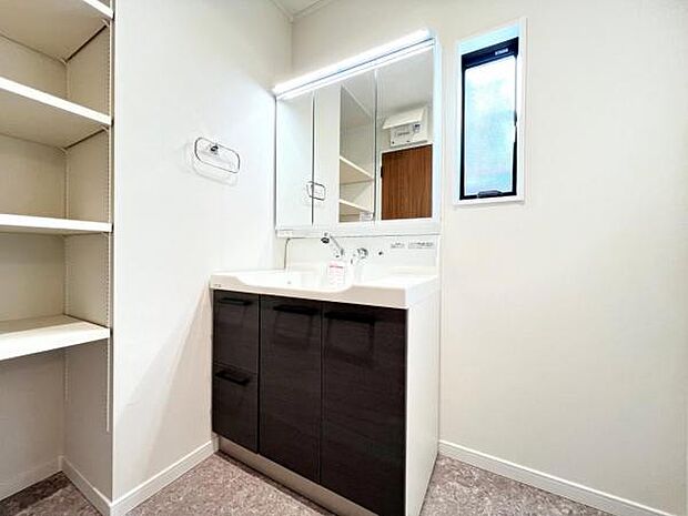 洗面化粧台です。朝の身支度から1日が始まります。