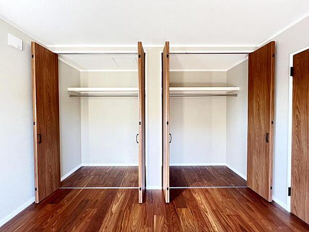 中の物を確認しやすく、取り出しやすい収納スペース。お部屋を広々とお使いいただけます。