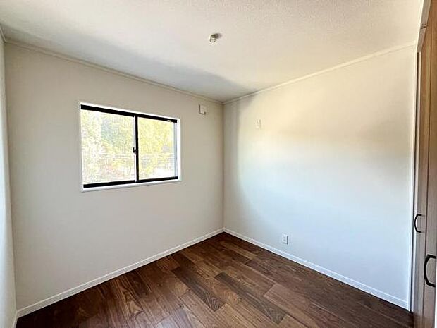 木の温もりが優しいフローリングの収納スペース付き洋室です。