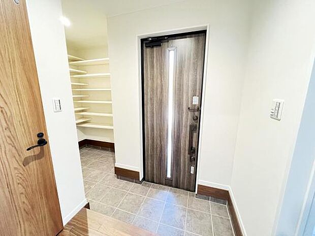 玄関内側です。