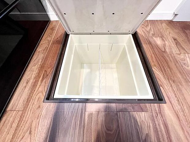 床下収納兼点検口です。