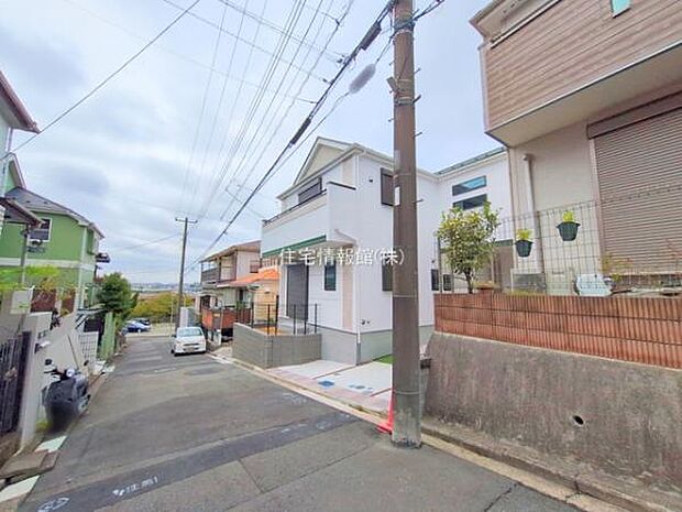 前面道路を含めた現地写真です。