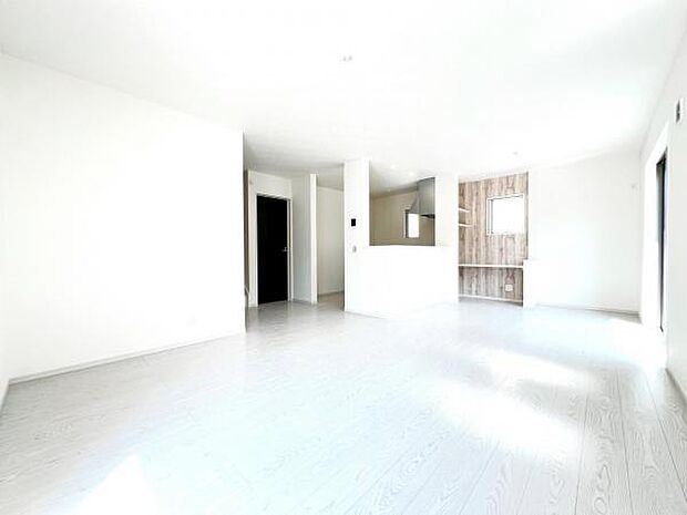 キッチンからリビングが見渡せ、お料理中もご家族の様子を見守れます