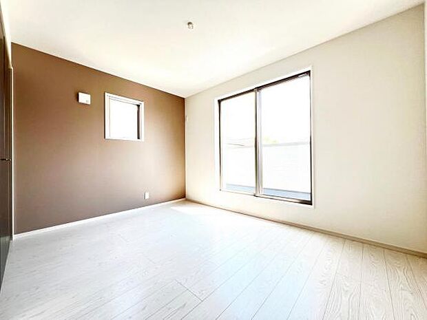 明るい広々とした主寝室でご家族ゆっくりお休みになれますね。