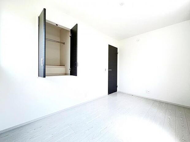 いつでもお部屋をスッキリお使い頂ける収納スペースを設置。