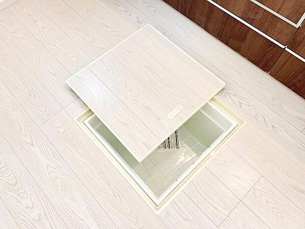 床下収納兼点検口です。