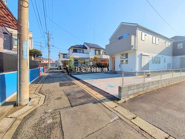 前面道路を含めた現地写真です。