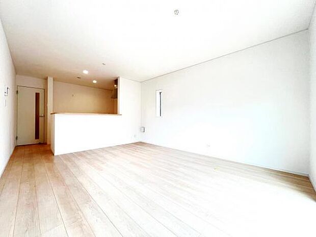 ご家族でゆったり食事が楽しめるダイニングスペースです。