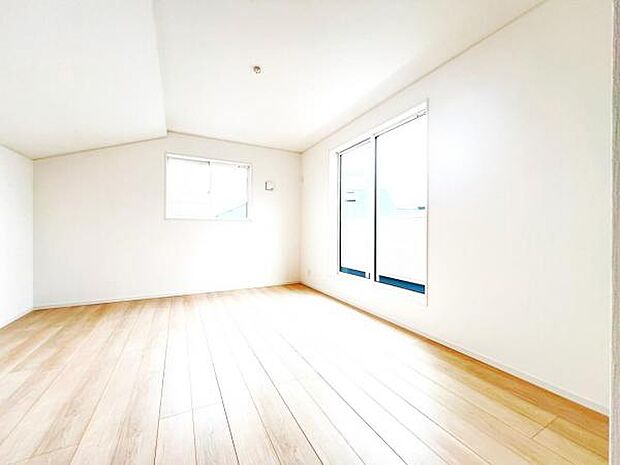 明るい広々とした主寝室でご家族ゆっくりお休みになれますね。