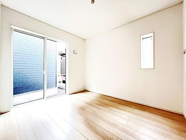 木の温もりが優しいフローリングの収納スペース付き洋室です。