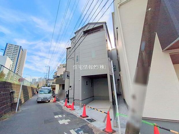 前面道路を含めた現地写真です。