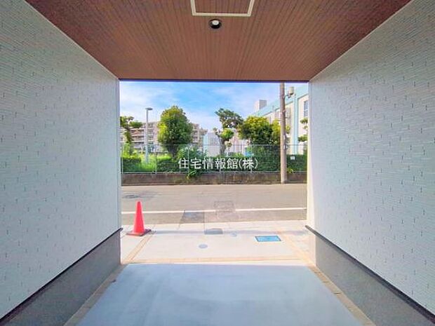 前面道路を含めた現地写真です。