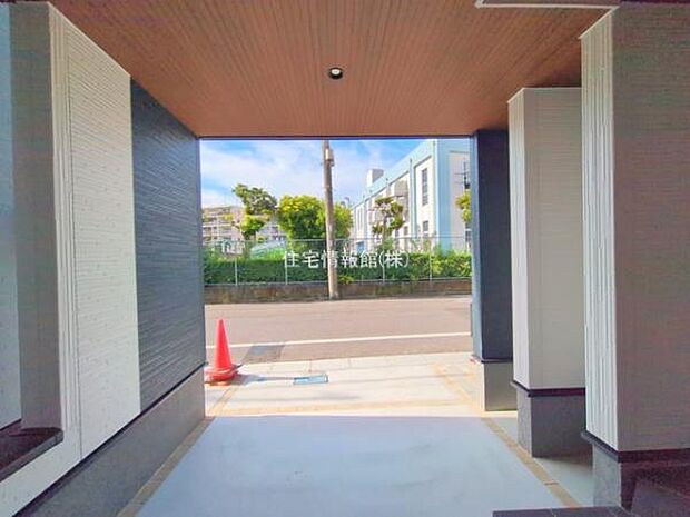 前面道路を含めた現地写真です。