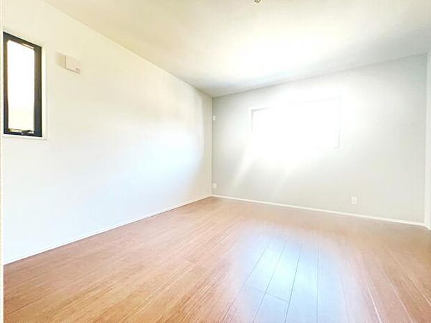 明るい広々とした主寝室でご家族ゆっくりお休みになれますね。