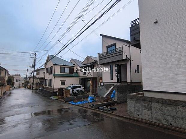 前面道路を含めた現地写真です。