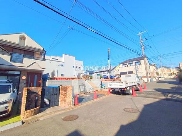 前面道路を含めた現地写真です。