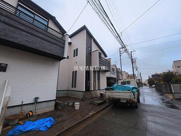 前面道路を含めた現地写真です。