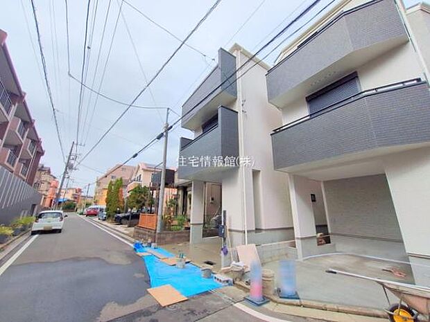 前面道路を含めた現地写真です。