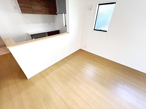 カウンターキッチン越しに会話も楽しめるダイニングキッチン。