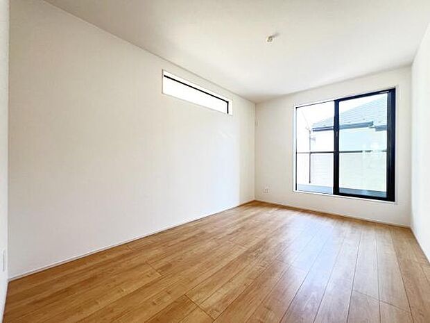 明るい広々とした主寝室でご家族ゆっくりお休みになれますね。