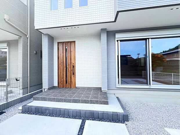 綺麗で明るい玄関でお客様をお迎えいただけます。