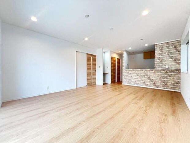 カウンターキッチン越しに会話も楽しめるダイニングキッチン。