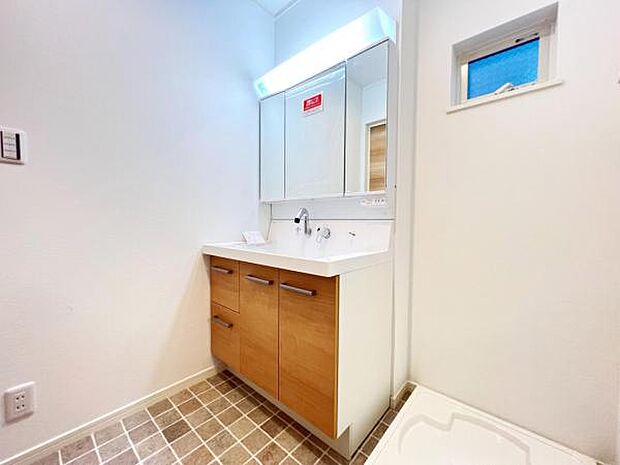 洗面化粧台です。朝の身支度から1日が始まります。