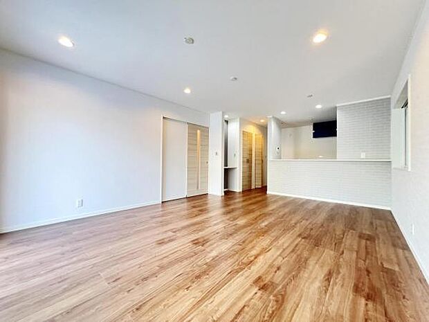 カウンターキッチン越しに会話も楽しめるダイニングキッチン。