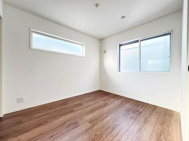 木の温もりが優しいフローリングの収納スペース付き洋室です。