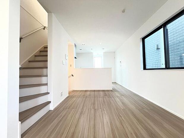 キッチン正面にダイニングセットを配置することで、配膳もスムーズに。調理中も会話を楽しめます。