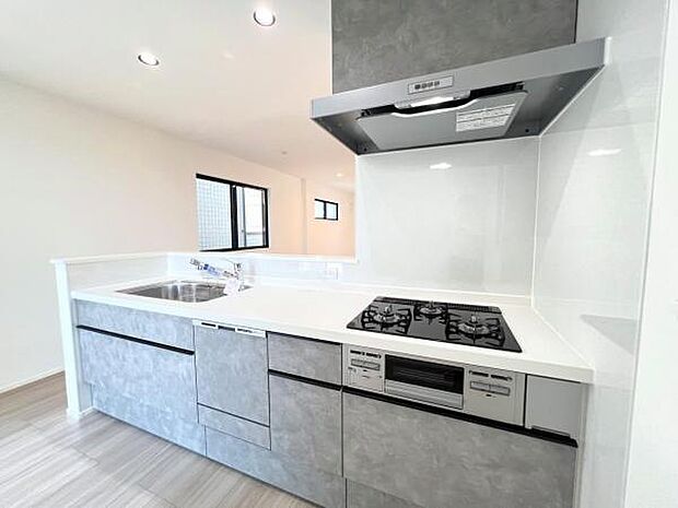 ご家族を見守りながら家事が捗る対面式キッチン。お料理をしながらご家族のサポートも可能です。