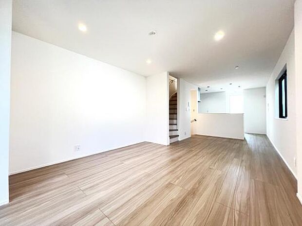 キッチンからリビングが見渡せ、お料理中もご家族の様子を見守れます