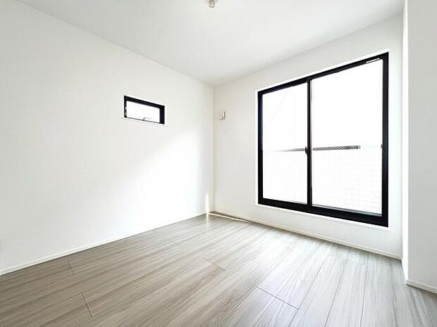 明るい広々とした主寝室でご家族ゆっくりお休みになれますね。