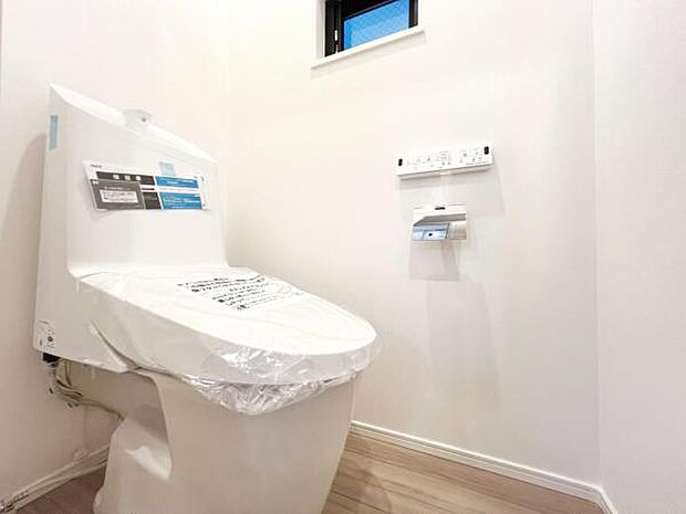 シャワー洗浄機能付のトイレは、清潔感が印象的な空間ですね。