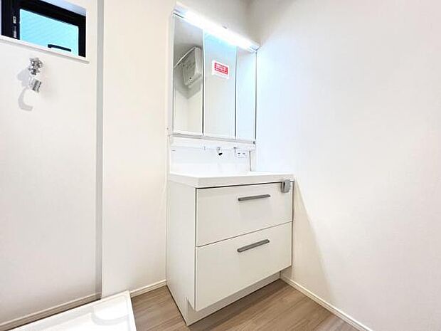 シャワー付き洗面化粧台です。手軽にシャンプーができ、お掃除もしやすいですね。