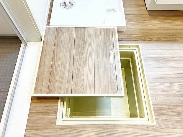 点検口・床下収納になります。