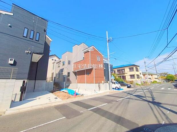 前面道路を含めた現地写真です。